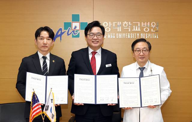 박일하(가운데) 서울 동작구청장이 지난 8일 중앙대병원에서 권정택(오른쪽) 중앙대병원장, 이대우(왼쪽) 미국 뉴저지 한인회장과 3자 우호 교류 협약을 맺고 기념사진을 찍고 있다. 동작구청 제공