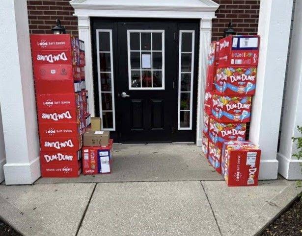 미국 켄터키주 8살 아이가 엄마의 휴대폰으로 덤덤 막대사탕 7만 개를 주문해 난감한 상황에 빠졌다.  뉴시스(가디언)