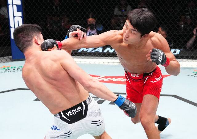 이정영(오른쪽)이 날카로운 공격을 시도하고 있다. /UFC 제공