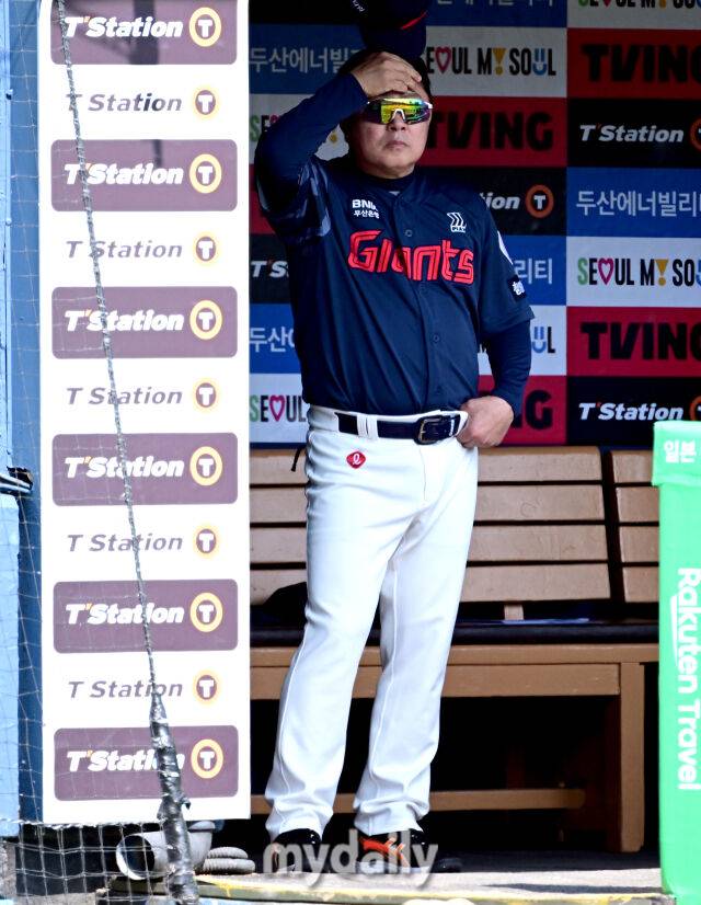 2025년 4월 26일 오후 서울 잠실구장에 진행된 '2025 신한 SOL뱅크 KBO 리그' 롯데 자이언츠와 두산 베어스의 경기. 롯데 김태형 감독이 경기를 지켜보고 있다./마이데일리
