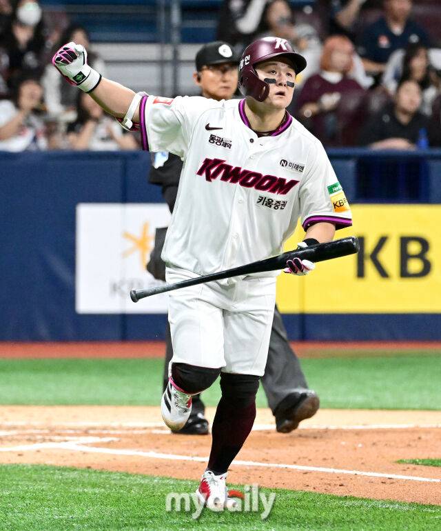 2025년 4월 23일 오후 서울 고척스카이돔에 진행된 '2025 신한 SOL뱅크 KBO 리그' 두산 베어스와 키움 히어로즈의 경기.키움 최주환이 4회말 무사 1루서 2점 홈런을 친 뒤 기뻐하고 있다./마이데일리