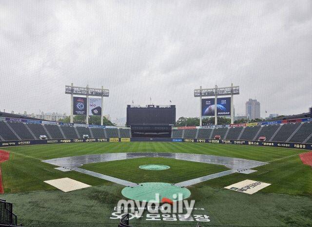 방수포가 깔려있는 잠실구장./잠실=심혜진 기자