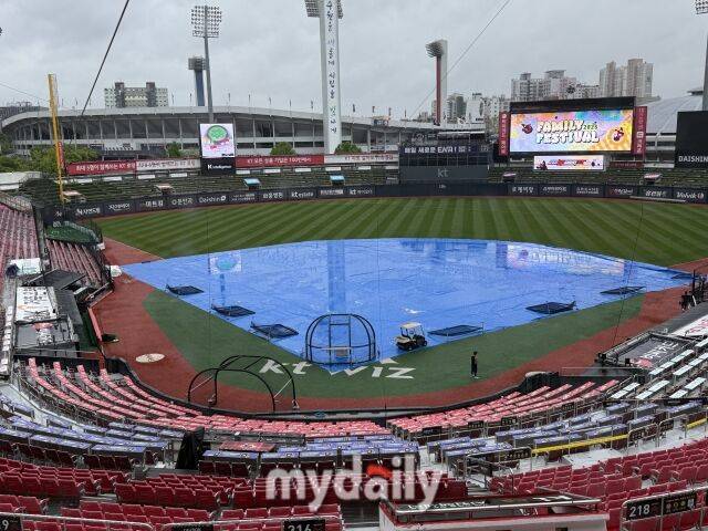 비가 내리고 있는 수원 KT위즈파크./수원 = 박승환 기자