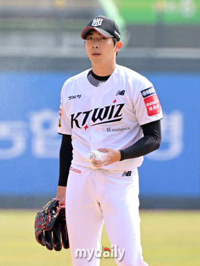 2025년 3월 9일 오후 경기도 수원KT위즈파크에서 2025 신한 SOL뱅크 KBO 리그 시범경기 KT 위즈와 LG 트윈스의 경기가 열렸다. KT 선발투수 오원석이 투구를 준비하고 있다./마이데일리