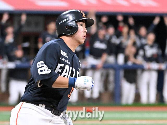 9일 오후 서울 고척동 고척스카이돔에서 진행된 '2025 프로야구 KBO리그' 키움히어로즈와 한화 이글스의 경기.한화 문현빈이 9회초 2사에서 솔로홈런을 터뜨린 뒤 베이스를 돌고 있다./고척=송일섭 기자