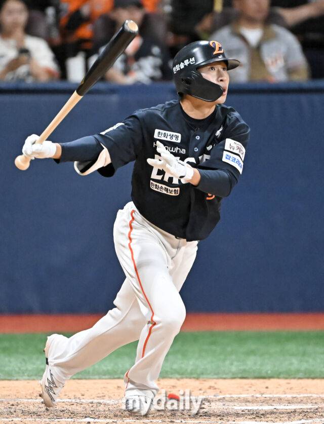 9일 오후 서울 고척동 고척스카이돔에서 진행된 '2025 프로야구 KBO리그' 키움히어로즈와 한화 이글스의 경기.한화 이상혁이 9회초 2사 3루서 1타점 적시타를 터뜨리고 있다./고척=송일섭 기자