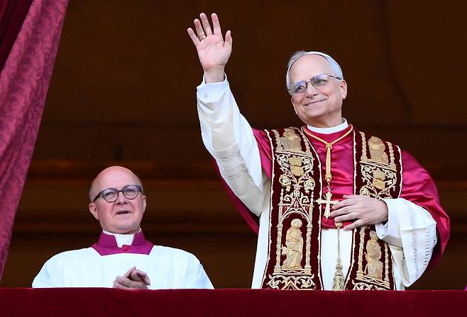 새 교황으로 선출된 미국 시카고 출신의 로버트 프랜시스 프레보스트 추기경이 8일(현지시간) 바티칸 성 베드로 대성전의 ‘강복의 발코니’로 나와 손을 흔들며 인사하고 있다. [EPA]