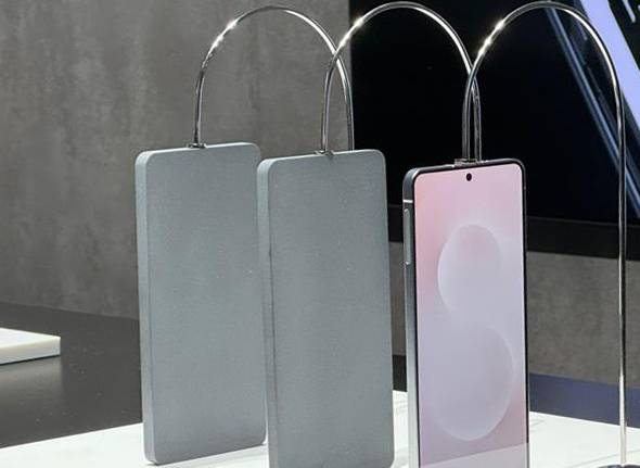 지난 1월 22일(현지시간) 미국 캘리포니아주 새너제이 SAP 센터에서 열린 ‘갤럭시 언팩 2025’ 행사에서 공개된 갤럭시 S25 엣지. [연합]