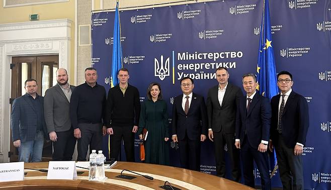 지난달 전후 재건 사업 논의차 키이우 현지를 찾은 명노현(오른쪽 네번째) LS 부회장과 우크라이나 정부 관계자들이 기념촬영을 하고 있다. [LS 제공]