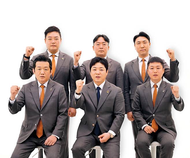 문관백 한국청년회의소(JC) 중앙회장(앞줄 가운데)을 비롯한 임원진들이 지난달 18일 오전 서울 용산구 헤럴드스퀘어 스튜디오 A에서 단체 기념 촬영을 하고 있다.   이상섭 기자