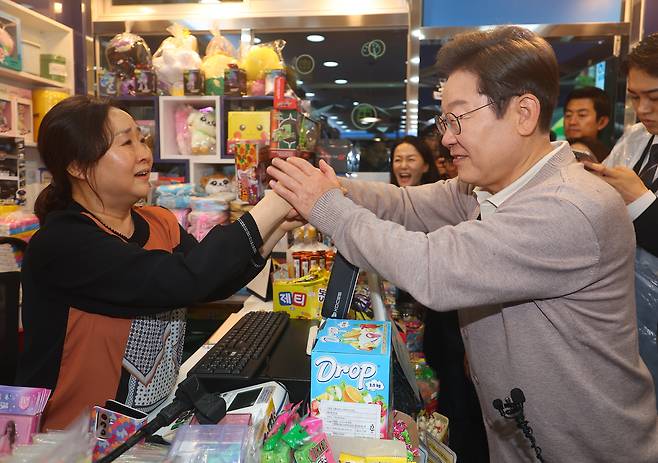 이재명 더불어민주당 대선 후보가 제3차 골목골목 경청투어로 경북지역 방문에 나선 9일 경북 경주시의 한 문방구를 방문해 가게 상인과 이야기하고 있다. [연합]