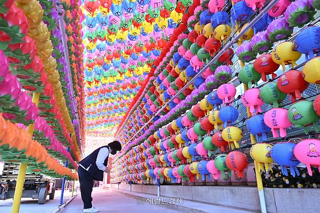 서울 조계사를 찾은 한 신도가 기도를 드리는 모습. [임세준 기자]