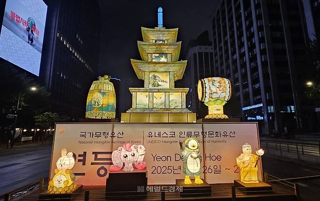 서울 광화문에 세워진 감은사지 삼층석탑, 범종, 법고 등 불탑과 각종 캐릭터 모습