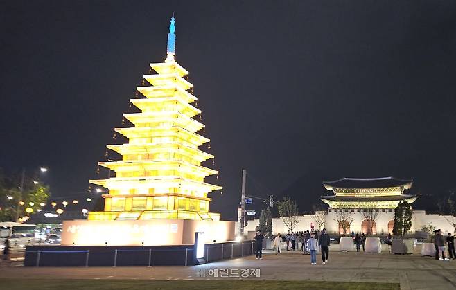 서울 광화문 광장의 봉축탑