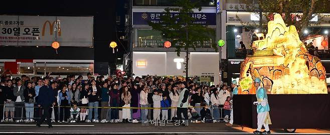 지난달 26일 서울 종로 일대에서 진행된 연등 행렬 모습 [이상섭 기자]