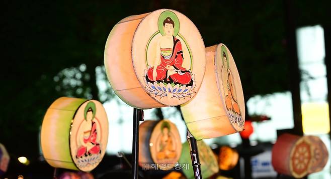 지난달 26일 서울 종로 일대에서 진행된 연등 행렬 모습 [이상섭 기자]