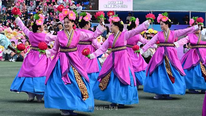 지난달 26일 서울 동국대학교 대운동장에서 열린 어울림마당 행사 모습. [이상섭 기자]