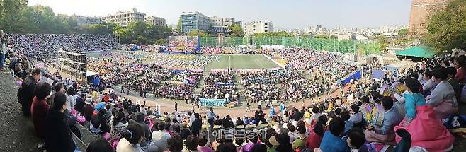 지난달 26일 서울 동국대학교 대운동장에서 열린 어울림마당 행사 모습. [이상섭 기자]