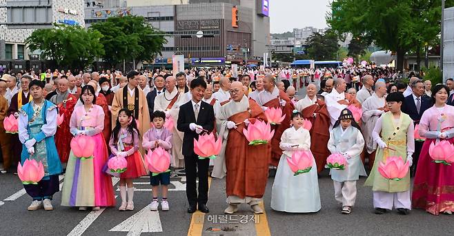 지난달 26일 서울 종로 일대에서 조계종 총무원장 진우 스님 등 불교계 인사들이 참여한 가운데 연등 행렬이 진행됐다. [이상섭 기자]