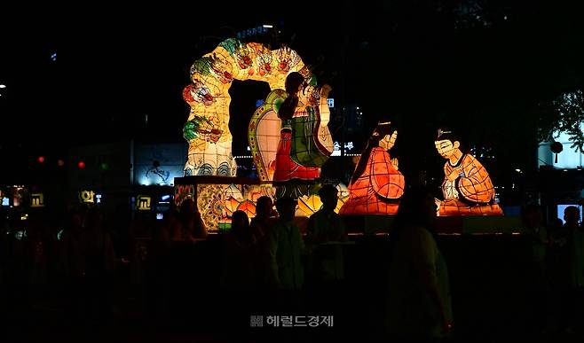 지난달 26일 서울 종로 일대에서 진행된 연등 행렬 모습 [이상섭 기자]