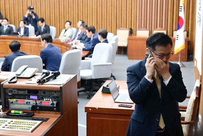 이양수 국민의힘 사무총장이  9일 오전 국회에서 열린 원내대책회의에 참석해 회의 도중 걸려 온 전화를 받고 있다.  이상섭 기자