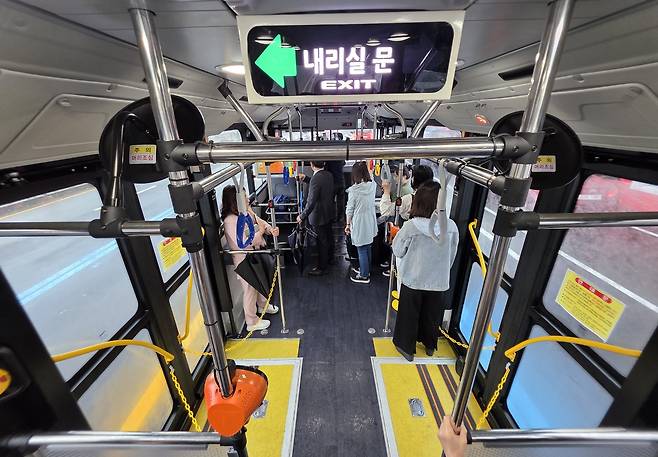 제주도가 국내 최초로 ‘섬식정류장’을 도입한 ‘제주형 간선급행버스체계(BRT) 고급화사업’ 서광로 구간이 9일 본격 개통됐다. 사진은 이날 오전 제주버스터미널 앞 섬식정류장의 모습. [연합]