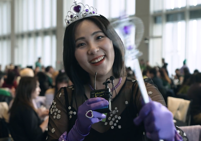 ‘2024 Clip Creators’ Day’에서 한 클립 크리에이터가 활동 성과에 따른 어워즈를 수상한 모습. [네이버 갈무리]