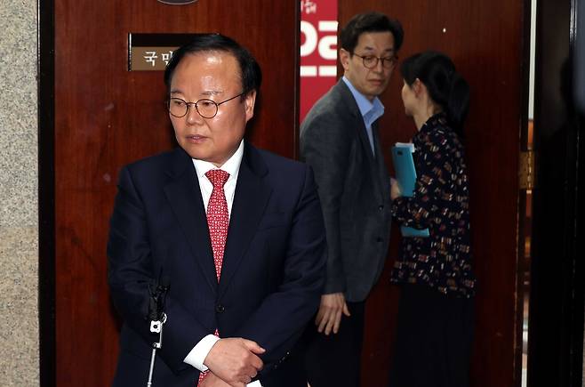 김문수 국민의힘 대선후보 측 김재원 비서실장이 9일 오후 서울 여의도 국회에서  ‘김문수-한덕수 대선후보 측 단일화 협상’을 마치고 취재진의 질문에 답변하고 있다. 오른쪽은 한덕수 무소속 대선후보 측 손영택 전 국무총리 비서실장.  [뉴시스]