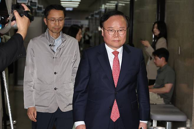 김문수 국민의힘 대선 후보 측의 김재원 비서실장(오른쪽)이 9일 서울 여의도 국회에서 재개된 국민의힘 김문수 대선 후보와 무소속 한덕수 대선 예비 후보 간의 단일화 협상에 참석하고 있다. [연합]