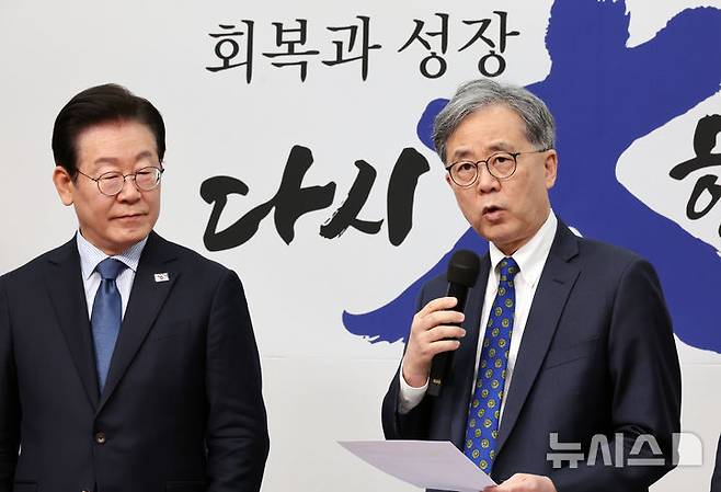 [서울=뉴시스] 조성우 기자 = 김현종(오른쪽) 전 청와대 국가안보실 2차장이 7일 오전 서울 여의도 국회에서 열린 더불어민주당 최고위원회의에 앞서 이재명 대표로부터 외교안보좌관 임명장을 받은 뒤 소감을 말하고 있다. 2025.02.07. xconfind@newsis.com