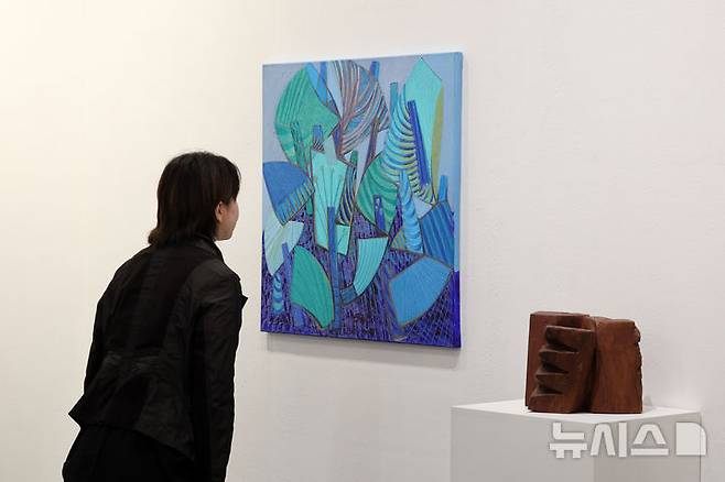 [부산=뉴시스] 박진희 기자 = '아트부산 2025' VIP 프리뷰가 열린 8일 부산 해운대구 벡스코 전시장을 찾은 관람객들이 국제갤러리 작품을 둘러보고 있다. 이날 VIP 프리뷰를 시작으로 11일까지 열리는 아트부산은 국내 갤러리를 비롯해 17개국 109개 갤러리가 참여한다. 2025.05.08. pak7130@newsis.com