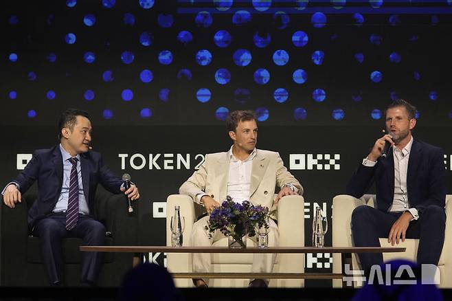 [두바이=AP/뉴시스] 트럼프 오가니제이션 부사장인 도널드 트럼프 미 대통령의 아들 에릭 트럼프(오른쪽)과 트럼프 일가의 암호 화폐 회사 월드 리버티 파이낸셜의 공동 설립자인 잭 위트코프(가운데), 암호 화폐 회사 트론 설립자 저스틴 선이 1일(현지시각) 두바이에서 열린 암호화폐 행사에서 대규모 거래 성사 사실을 발표하고 있다. 트럼프는 미국인들에게 내핍을 강조하지만 자신과 일가는 사치와 탐욕에 빠져 있다고 미 뉴욕타임스(NYT)가 8일 보도했다. 2025.5.9.