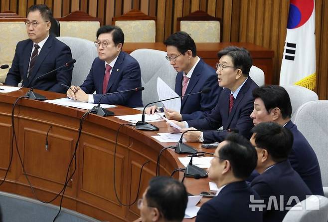 [서울=뉴시스] 조성봉 기자 = 권성동 국민의힘 원내대표가 9일 오전 서울 여의도 국회에서 열린 원내대책회의에서 발언을 하고 있다. 2025.05.09. suncho21@newsis.com