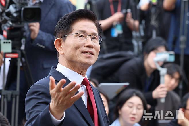 [서울=뉴시스] 권창회 기자 = 김문수 국민의힘 대선 후보가 8일 서울 여의도 국회 내 카페에서 단일화 관련 회동을 하고 있다. 2025.05.08. kch0523@newsis.com