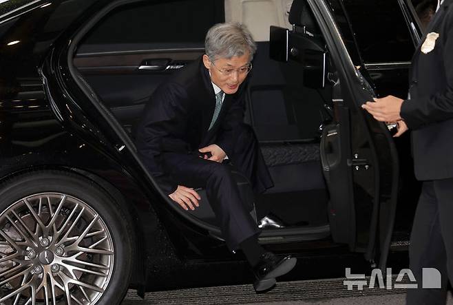 [서울=뉴시스] 홍효식 기자 = 더불어민주당이 이재명 대선 후보의 파기환송 판결 관련 조희대 대법원장에게 자진 사퇴를 공식 요구한 가운데 조 대법원장이 9일 오전 서울 서초구 대법원으로 출근하고 있다. 2025.05.09. yesphoto@newsis.com