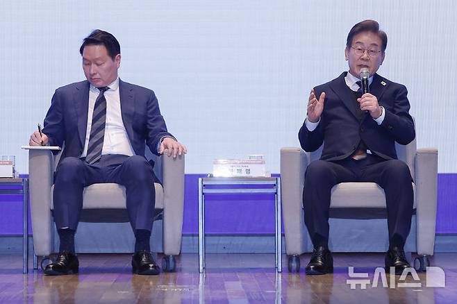 [서울=뉴시스] 국회사진기자단 = 이재명(오른쪽) 더불어민주당 대선후보가 8일 서울 중구 대한상공회의소에서 열린 대선후보 초청 경제5단체장 간담회에서 발언하고 있다. 왼쪽은 최태원 대한상의 회장. 2025.05.08. photo@newsis.com