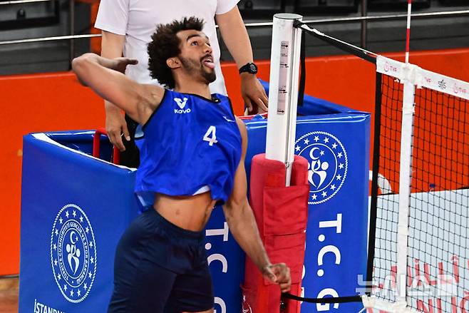 [서울=뉴시스]남자배구 재도전하는 아히. (사진=KOVO 제공)