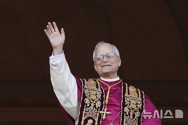 [바티칸=AP/뉴시스] 레오 14세 교황이 8일(현지 시간) 제257대 교황으로 선출된 뒤 바티칸 성베드로 대성당 '강복의 발코니'에서 신자들에게 손을 흔들고 있다. 2025.05.09.