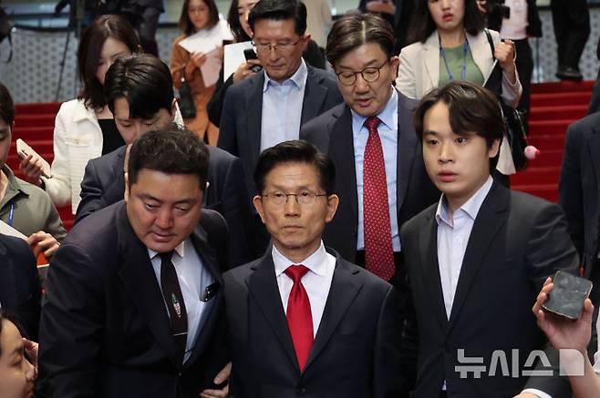 [서울=뉴시스] 권창회 기자 = 김문수 국민의힘 대선 후보가 9일 오전 서울 여의도 국회에서 열린 의원총회에서 권영세 비상대책위원장의 발언을 마치고 이동하고 있다. 뒤로 권성동 의원이 말리고 있다. 2025.05.09. kch0523@newsis.com