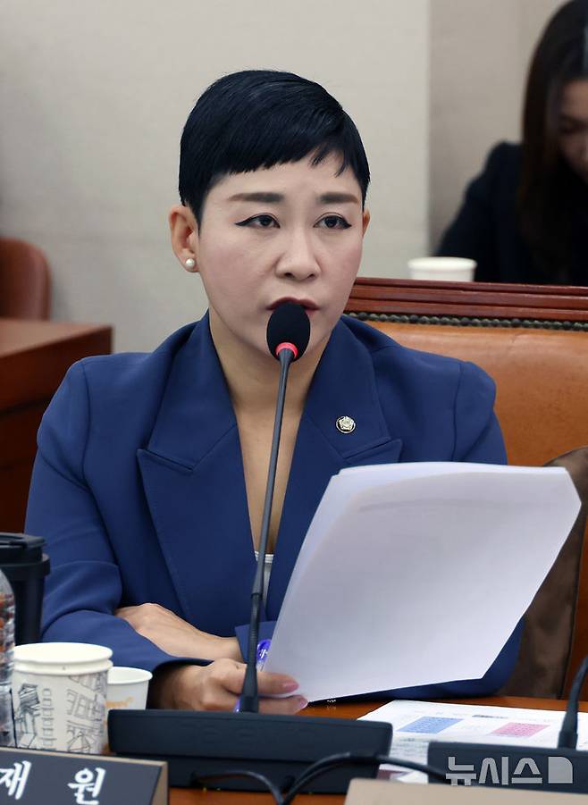 [서울=뉴시스] 고승민 기자 = 김재원 조국혁신당 의원이 18일 서울 여의도 국회에서 열린 문화체육관광위원회의 국립중앙박물관 등 국정감사에서 정용석 국립박물관문화재단 사장에게 질의하고 있다. 2024.10.18. kkssmm99@newsis.com