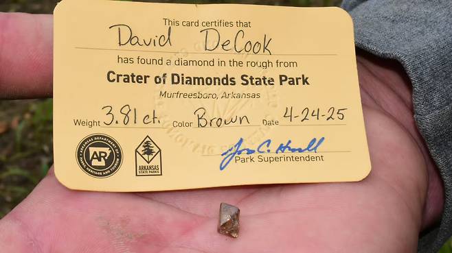 드쿡이 발견한 다이아몬드 [사진 출처 =크레이터 오브 다이아몬드 주립공원 홈페이지]
