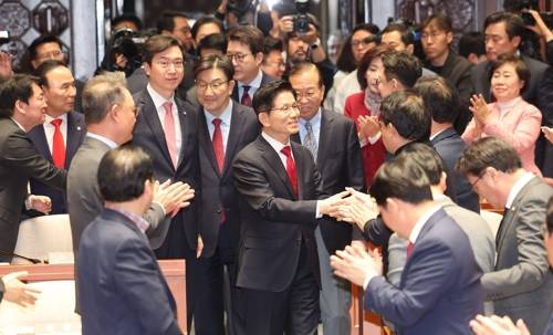 의원들과 악수하는 김문수 대선 후보 의원들과 악수하는 김문수 대선 후보 (서울=연합뉴스) 김주성 기자 = 국민의힘 김문수 대선 후보가 9일 서울 여의도 국회에서 열린 의원총회에 참석하며 의원들과 악수하고 있다. 2025.5.9 utzza@yna.co.kr (끝) <저작권자(c) 연합뉴스, 무단 전재-재배포, AI 학습 및 활용 금지>