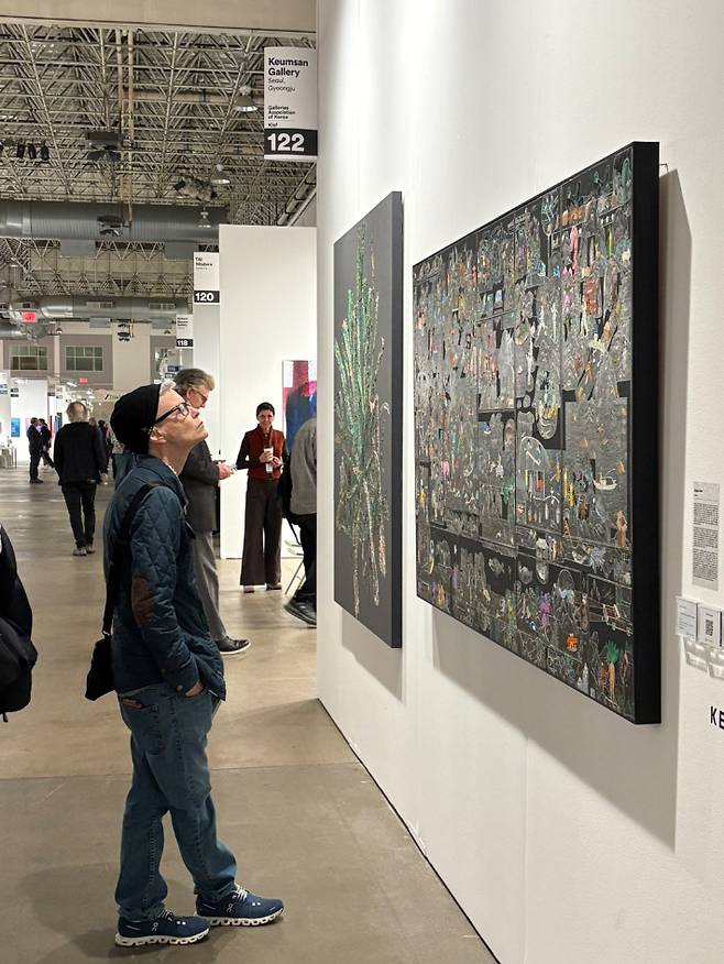 엑스포 시카고 2025에 금산갤러리가 선보인 김은진 작가의'신의 자리_군중들(Locations of God_Hordes of People)'을 관람객들이 살펴보고 있다. 금산갤러리 제공