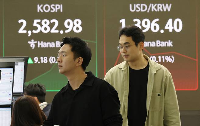 8일 오전 서울 중구 하나은행 본점 딜링룸에서 딜러들이 분주히 움직이고 있다. 이날 원달러 환율은 전 거래일보다 1.4원 내린 1396.6원에 주간 거래를 마쳤다. 연합뉴스