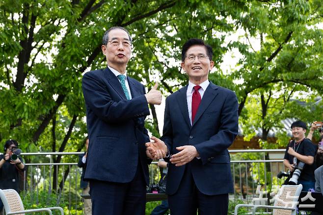 8일 오후 국민의힘 김문수 대선 후보와 한덕수 예비후보가 국회 사랑재 카페에서 공개회동을 하고 있다. 황진환 기자