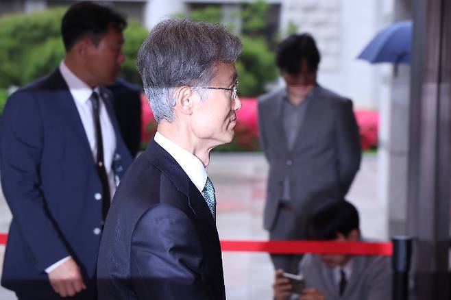 조희대 대법원장이 9일 서울 서초구 대법원으로 출근하는 모습. 연합뉴스