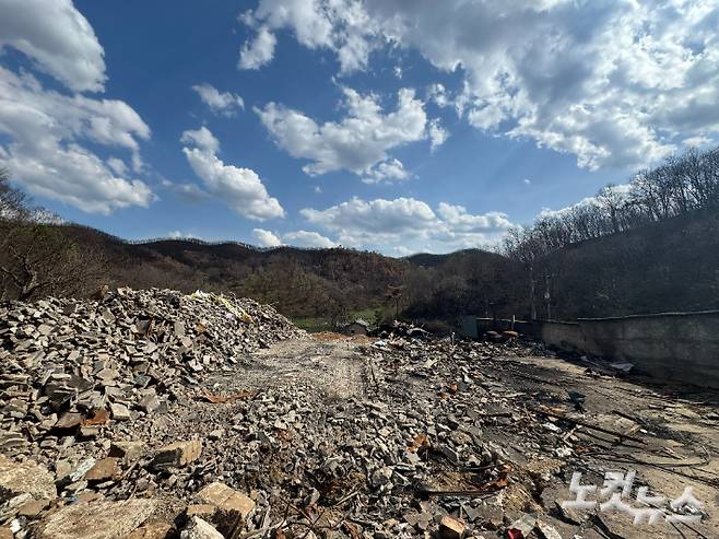 폐허가 된 경북 안동시 남선면 도로리의 마을. 이우섭 기자