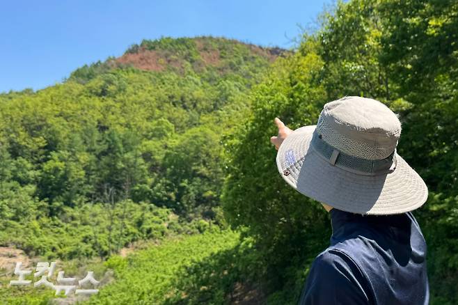 화재 당시 상황을 설명하는 괴산1리 이장 김정호씨. 이우섭 기자