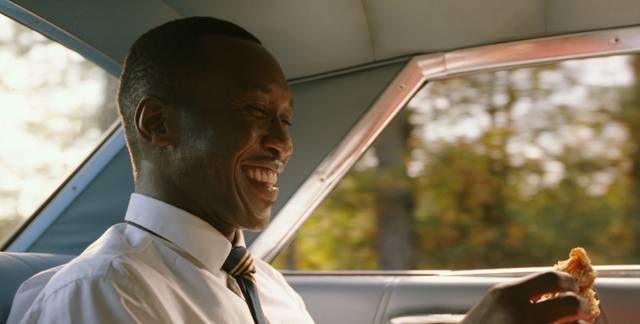 켄터키주를 지나가는 길. 그들은 차 안에서 프라이드치킨을 나눠 먹으며 마음의 경계를 풀기 시작한다. 영화 ‘그린북’ 스틸컷