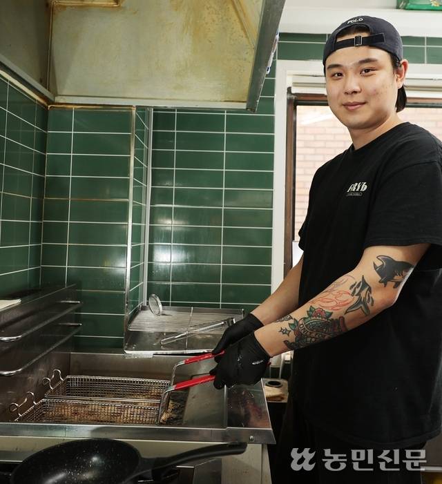 서울 용산구 이태원동에 있는 식당 ‘프라이비’에서 송상민 대표가 닭고기를 튀기고 있다.